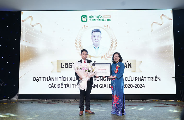 Lương y Tuấn nhận bằng khen "Đạt thành tích xuất sắc nghiên cứu phát triển các đề tài thuốc nam giai đoạn 2020 - 2024"