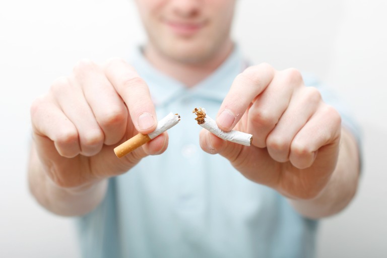 Nghiện thuốc lá khiến tình trạng viêm xoang của anh Tiến ngày một nặng hơn