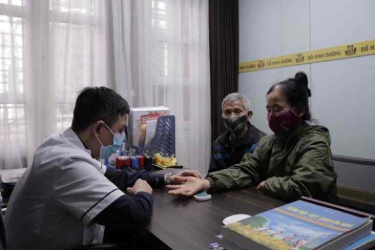 Cô Sình được lương y Tuấn thăm khám trực tiếp